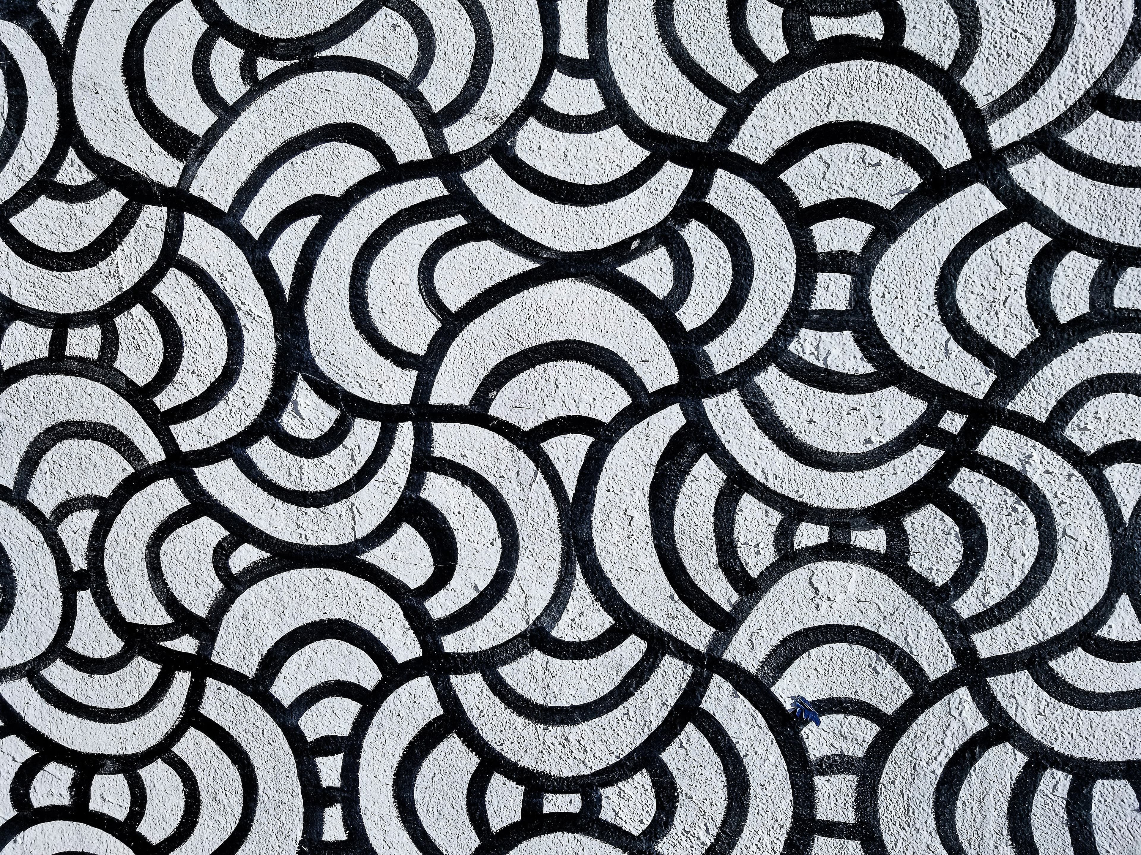 Black and white abstract pattern of interlocking curves